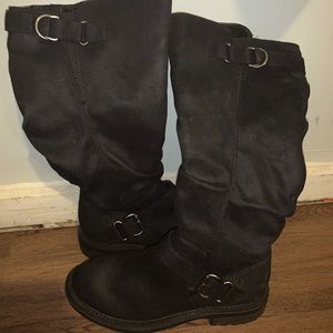 Black winter boots